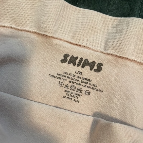 SKIMS SEAMLESS SCULPT MID WAIST THONG - Picture 5 of 9